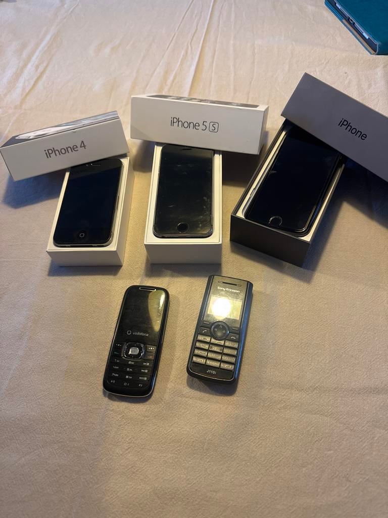Partij oude telefoons: iPhone 8, 5s, 4, Sony Ericsson, Sagem, Ophalen, Gebruikt, Zwart, Zonder abonnement