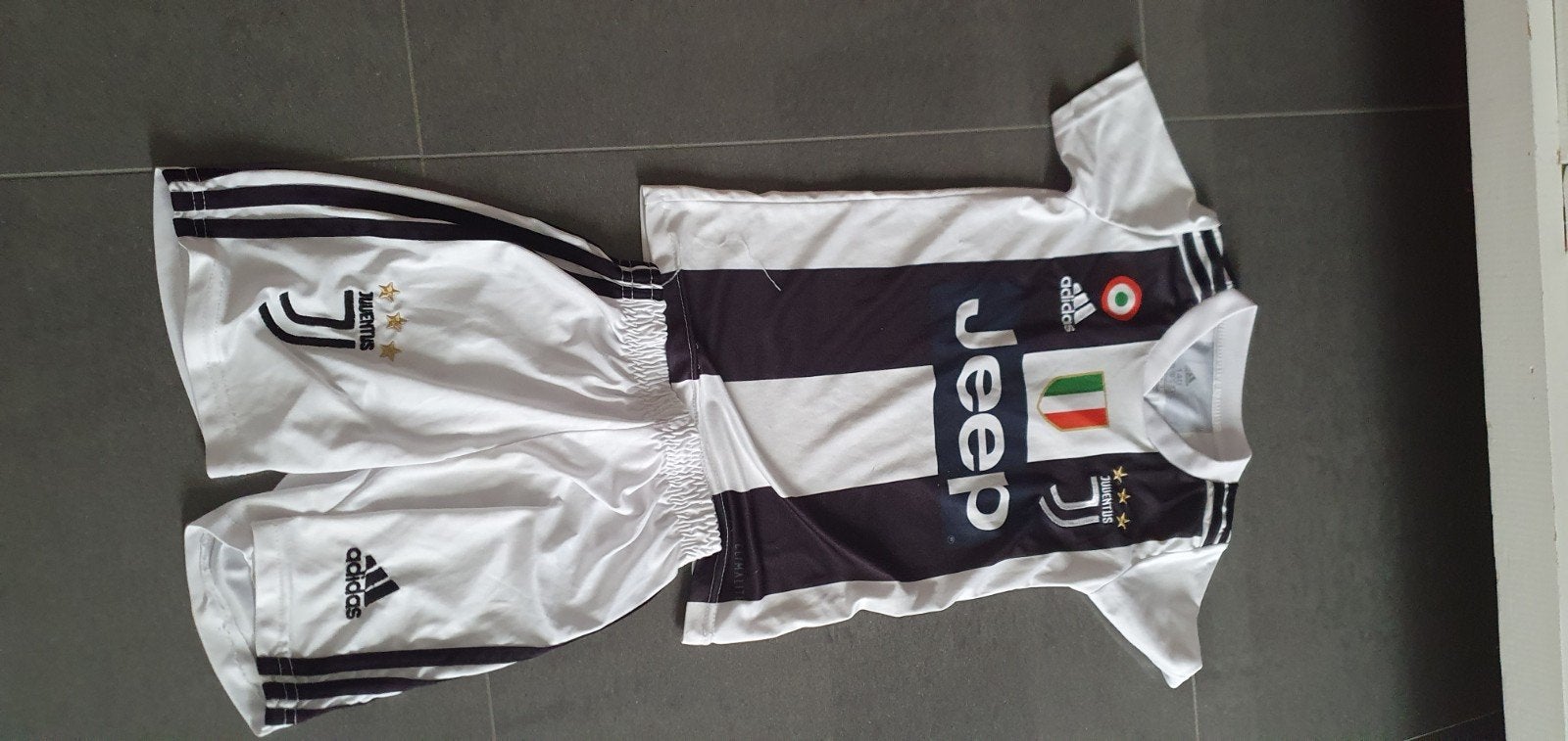 Juventus Ronaldo Thuisshirt en Broekje Maat 140, Adidas, Ophalen of Verzenden, Zo goed als nieuw, Setje