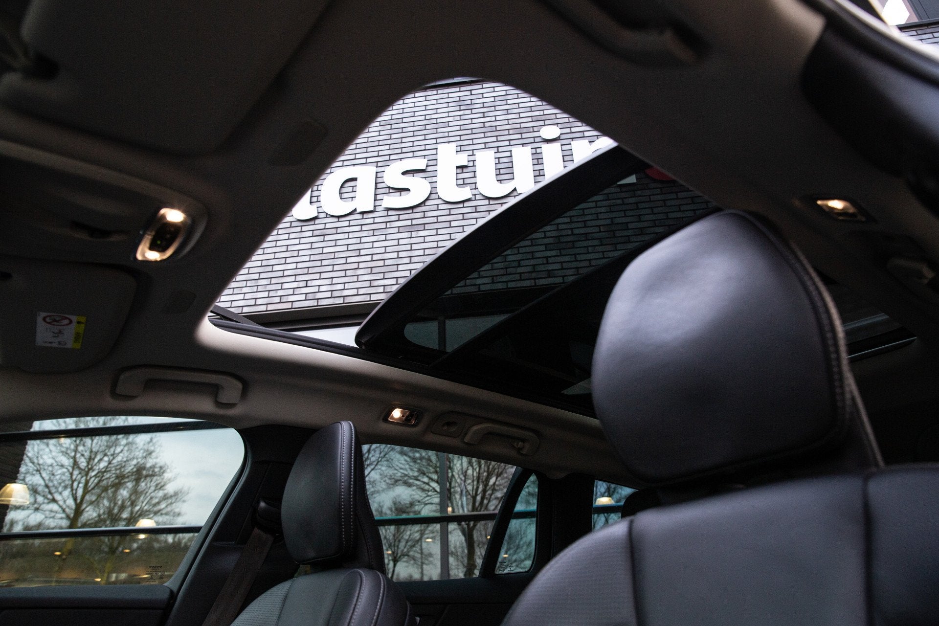 Volvo V60 Cross Country 2.0 T5 AWD Inscription , Pano, H&K,, Automaat, Vierwielaandrijving, Adaptive Cruise Control, Zilver of Grijs