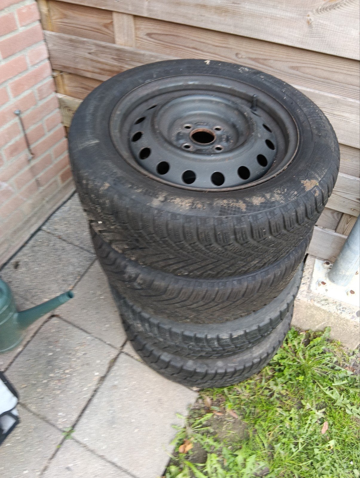 Foto 3 van set winterbanden op velg 195/65/15.  €60,00