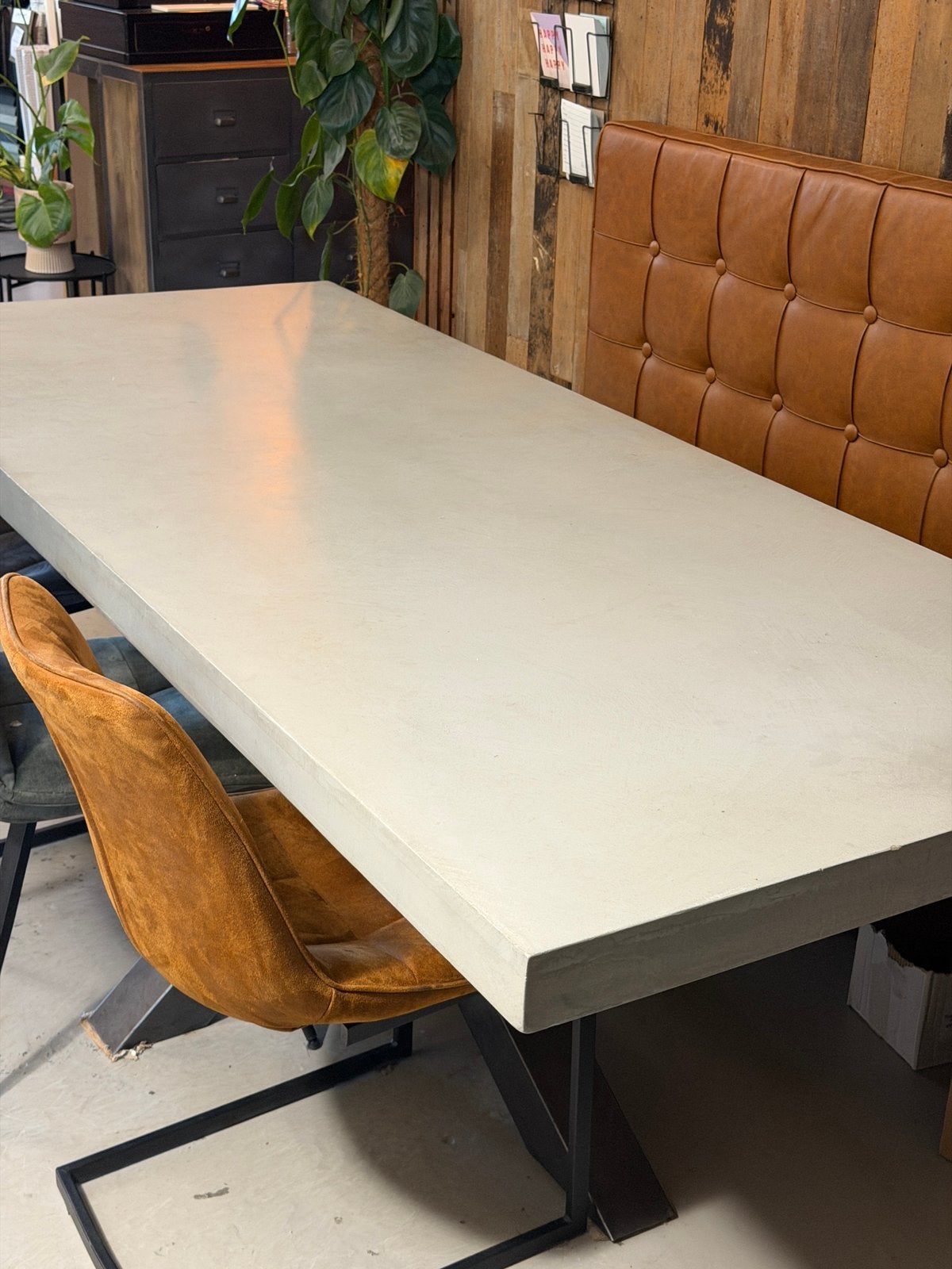 Eettafel beton cire op stalen poot, Huis en Inrichting, Tafels | Eettafels, Ophalen, 200 cm of meer, 50 tot 100 cm, Zo goed als nieuw