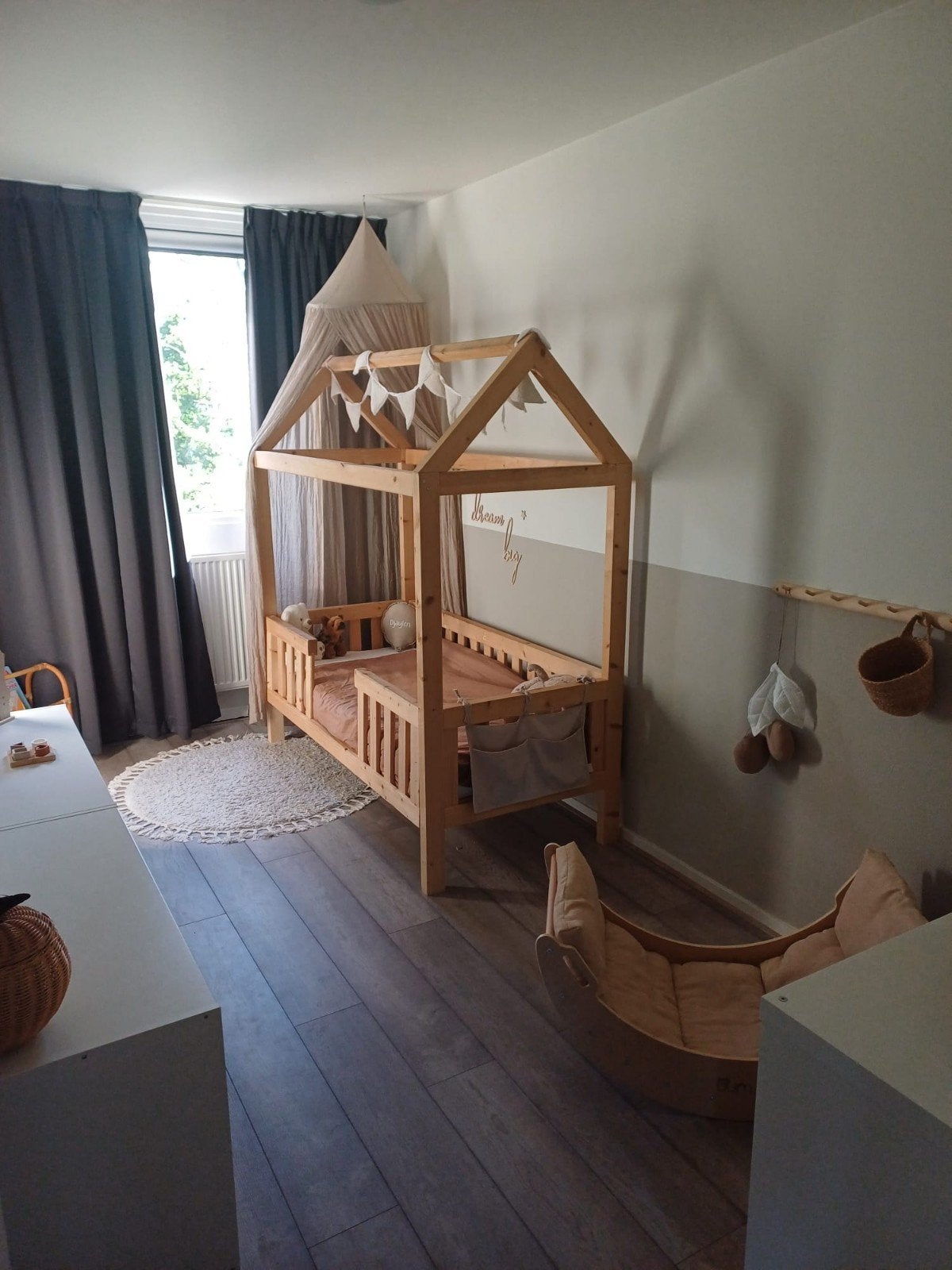 Houten bedhuisje, Kinderen en Baby's, Kinderkamer | Bedden, Ophalen, 85 tot 100 cm, Gebruikt, Lattenbodem