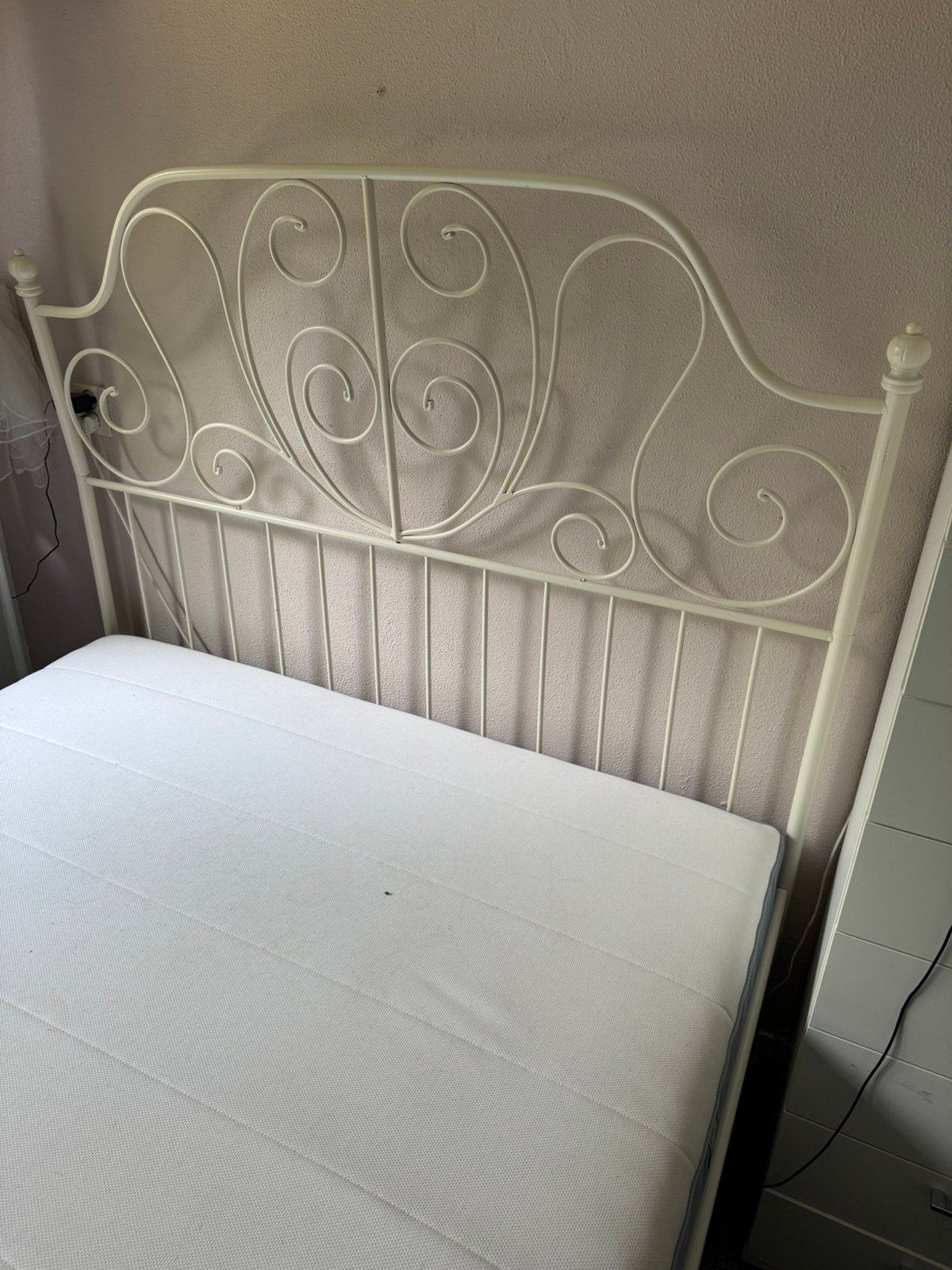 Metalen bedframe - 140 * 200 - incl lattenbodem en matras, Ophalen