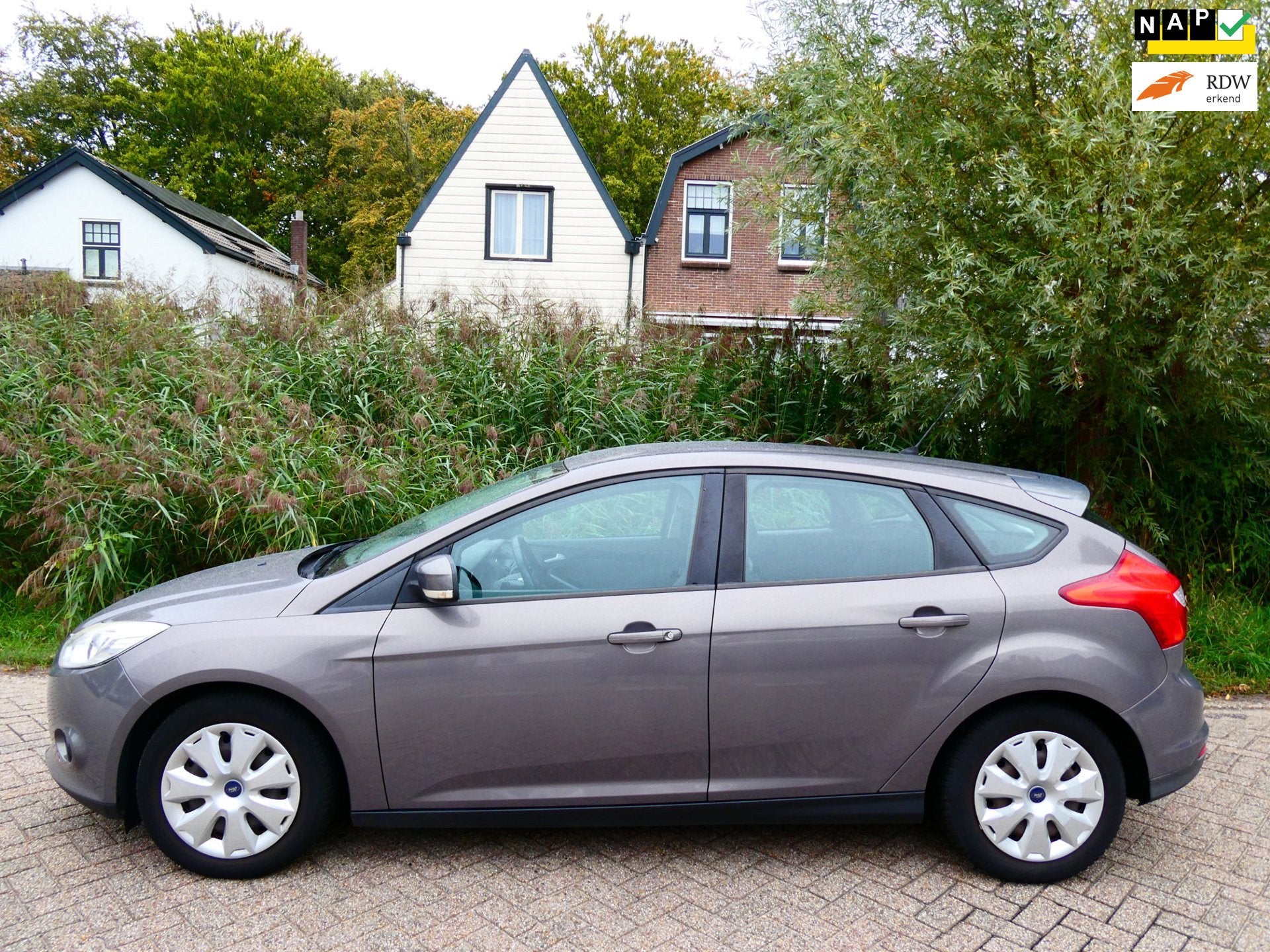 Ford Focus 1.0i 101pk Trend 5-deurs Airco Cruise Navi EXPORT, Euro 5, Gebruikt, Bruin, 635 kg
