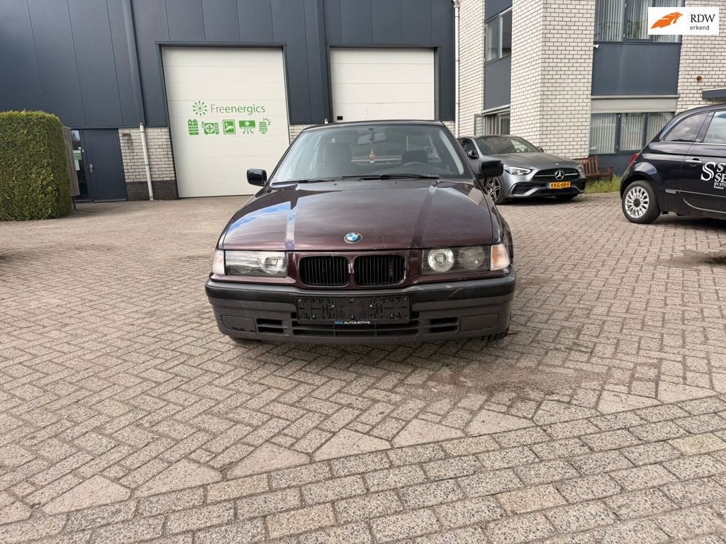 BMW 3-serie 318i Executive, Gebruikt, Zwart, 4 cilinders, 1796 cc