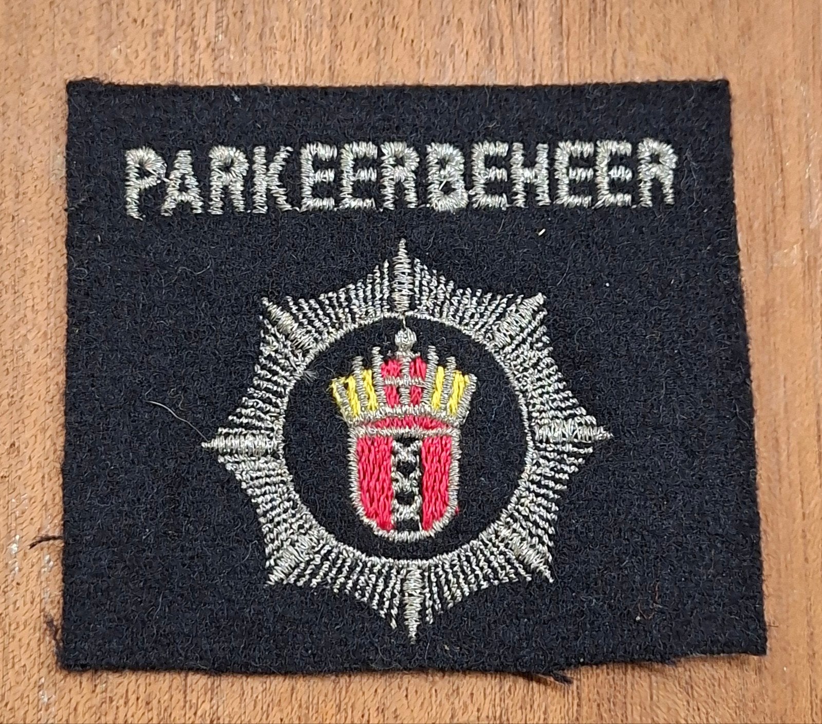 Embleem Parkeerbeheer Geemente Amsterdam, Ophalen of Verzenden, Overige soorten, Nederland, Embleem of Badge