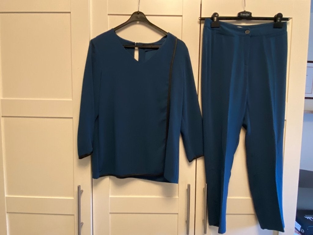 Net pak - blauwe broek met bijpassende top maat 36, Kostuum of Pak, Blauw, Ophalen of Verzenden, Zo goed als nieuw