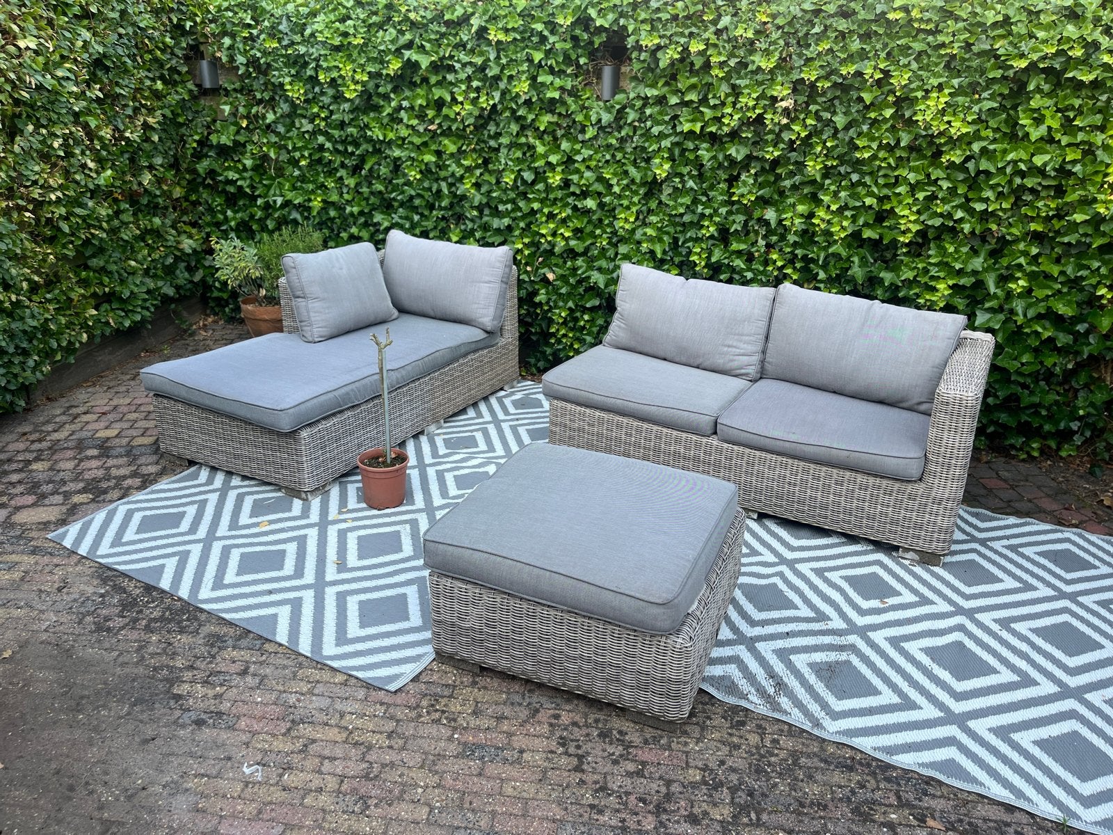 Loungeset: 2 banken (2-zitter & chaise longue) + hocker, Ophalen, Gebruikt