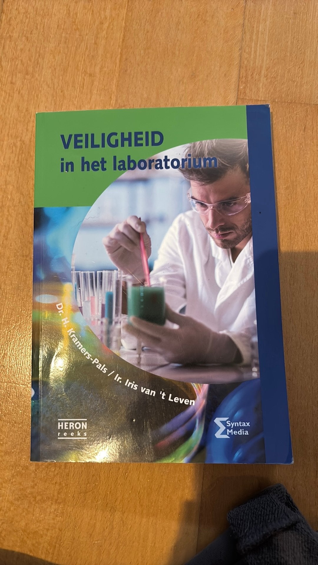 H. Kramers-Pals - Veiligheid in het laboratorium, Ophalen of Verzenden, Zo goed als nieuw, H. Kramers-Pals; I. van 't Leven, Nederlands