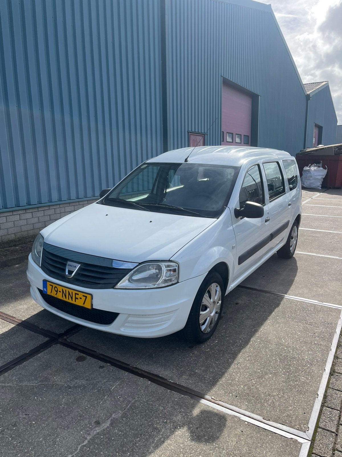 Dacia Logan 1.6 MCV 64KW 5P 2010 Wit, Auto's, Zwart, 4 cilinders, 620 kg, Origineel Nederlands