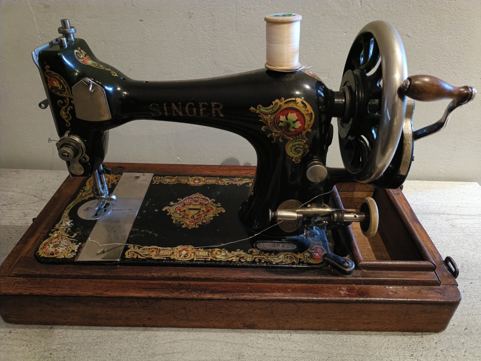 Antieke Singer Naaimachine met Houten Kap, Ophalen