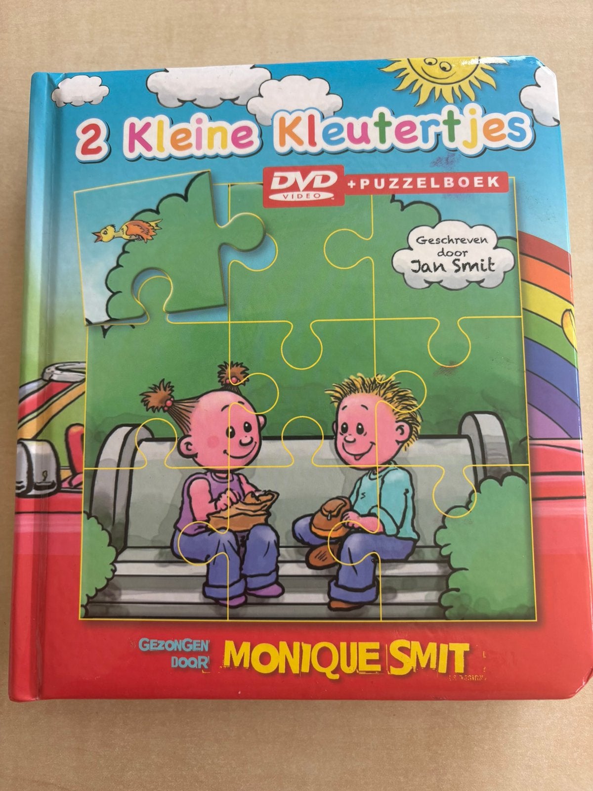 2 kleine kleutertjes DVD en puzzelboek, Boeken, Ophalen of Verzenden, Zo goed als nieuw, Uitklap-, Voel- of Ontdekboek