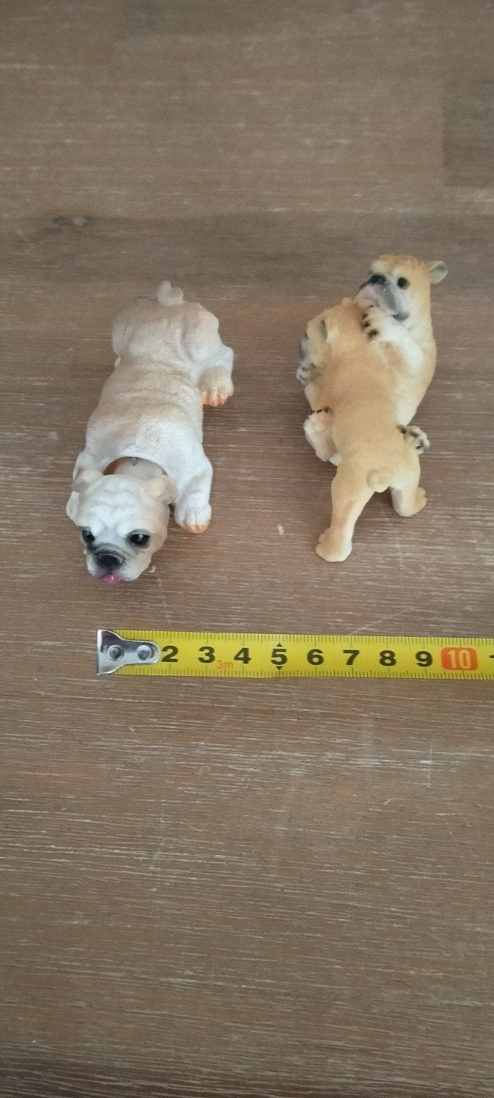 Twee Engelse bulldog beeldjes van porselein 1 met een beweeg, Verzamelen, Dierenverzamelingen, Ophalen, Zo goed als nieuw, Hond of Kat