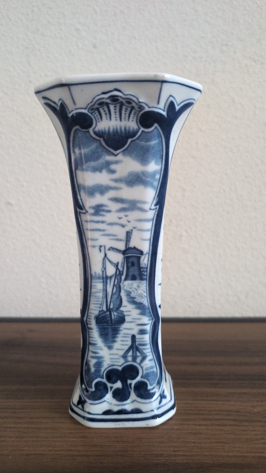 Vintage Delfts Blauw Vaasje met Molen en Zeilboot, Ophalen of Verzenden