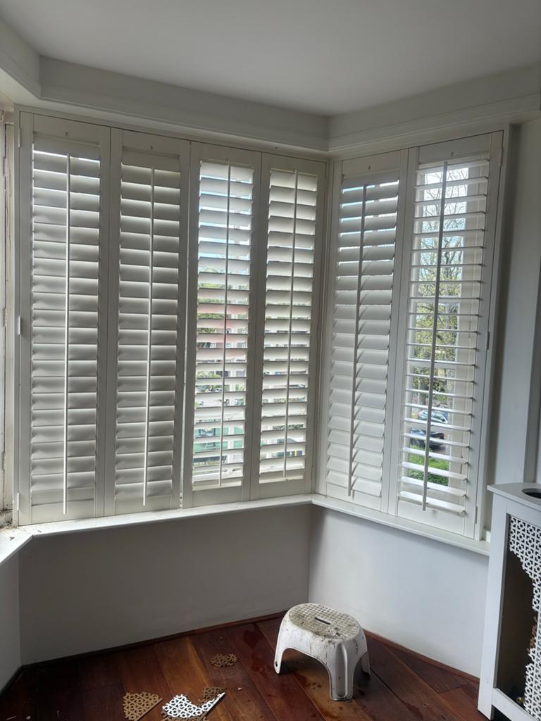 Witte houten jaloezieën/shutters voor erker, Huis en Inrichting, Stoffering | Gordijnen en Lamellen, Gebruikt, 150 tot 200 cm