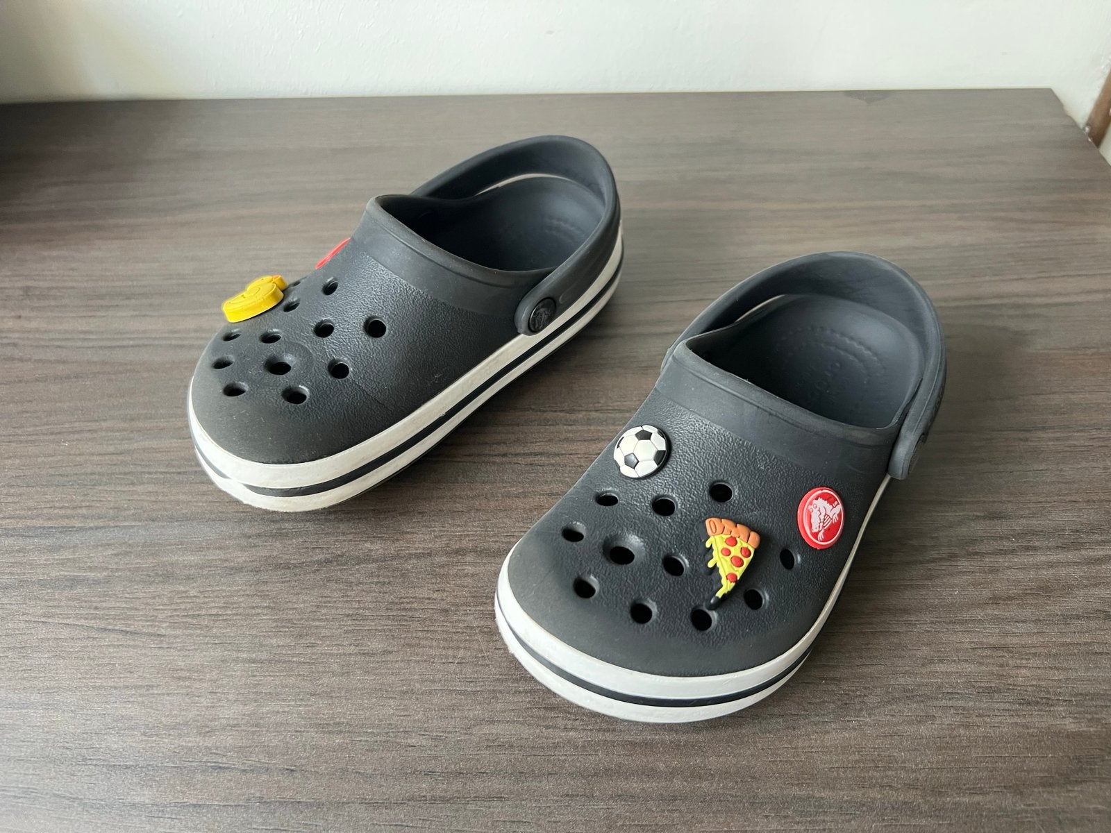 Crocs Clogs Zwart met Jibbitz - Maat 9 (EU 25-26), Gebruikt, Jongen of Meisje, Overige typen, Ophalen of Verzenden