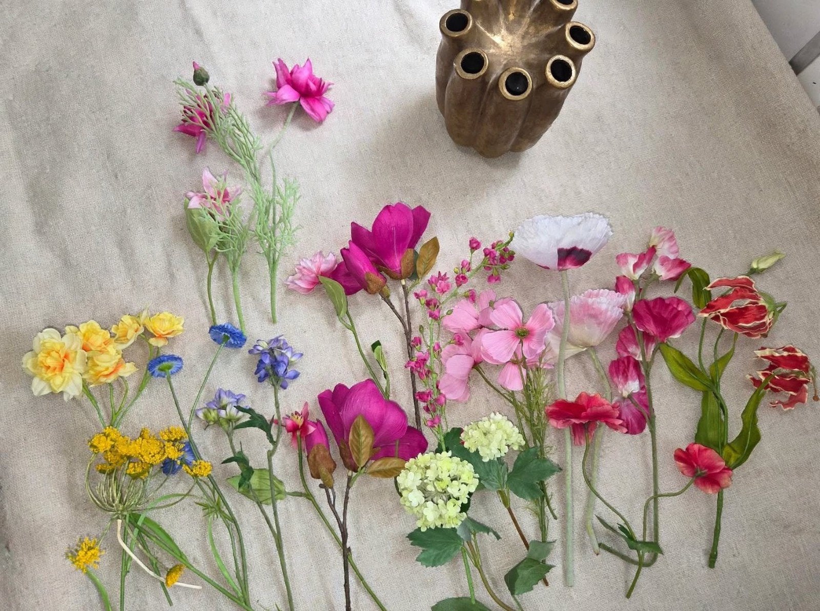 Gouden tulpenvaas met kunstbloemen, Binnen, Zijde, Ophalen of Verzenden, Zo goed als nieuw