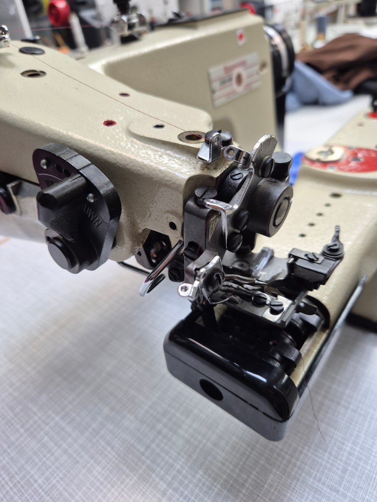 japon/Yamato CM-352 Industriële blindzoommachine, Hobby en Vrije tijd, Overige merken, Gebruikt, Ophalen of Verzenden, Naaimachine