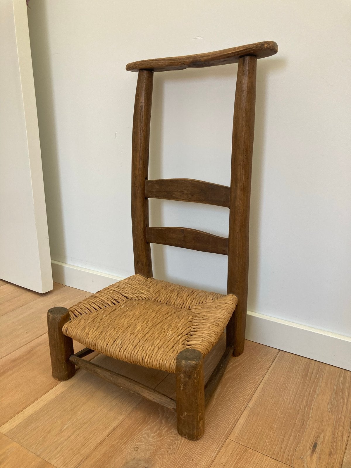 Antieke houten bidstoel met rieten zitting, Ophalen