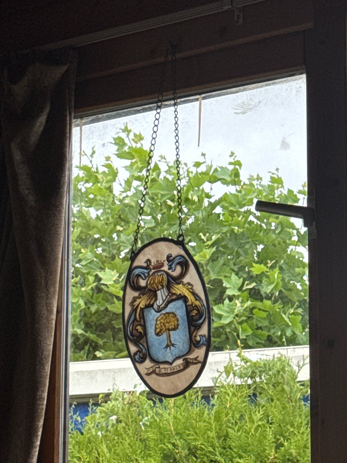 Glas-in-lood raamhanger met familiewapen, Ophalen