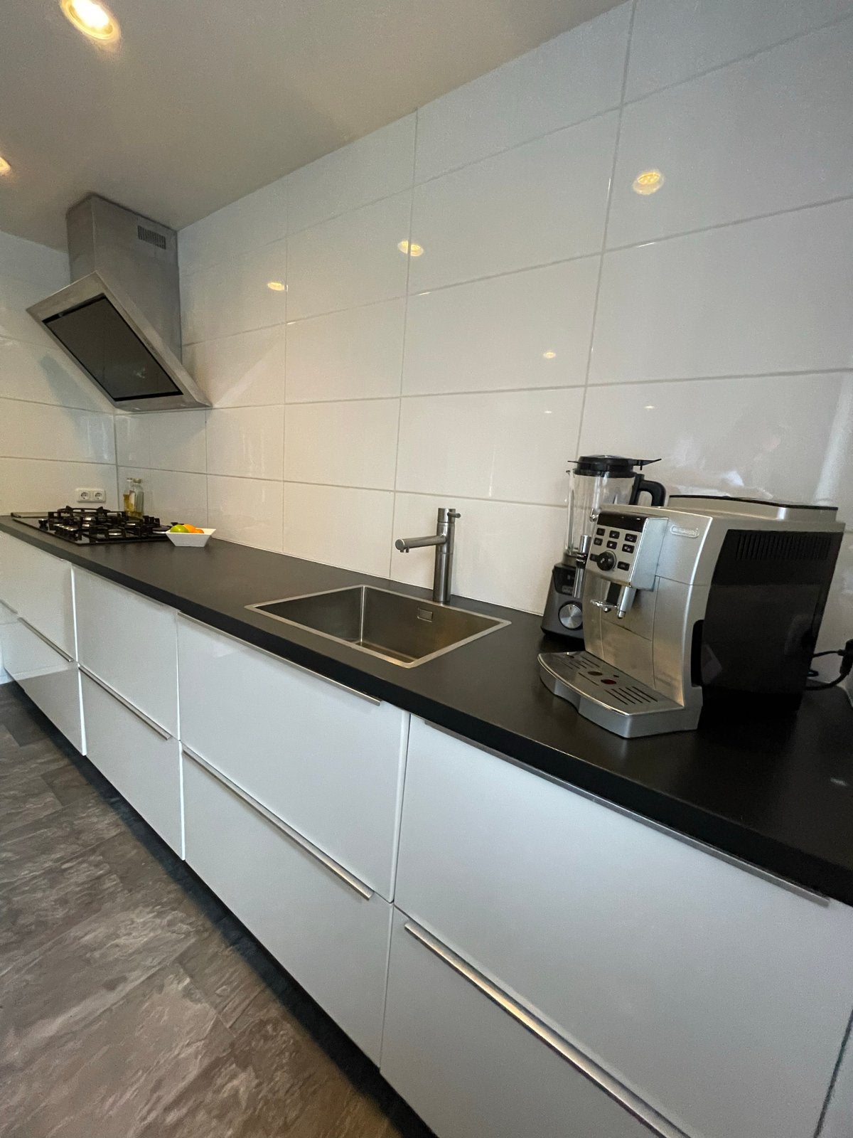 Moderne witte keuken met inbouwapparatuur