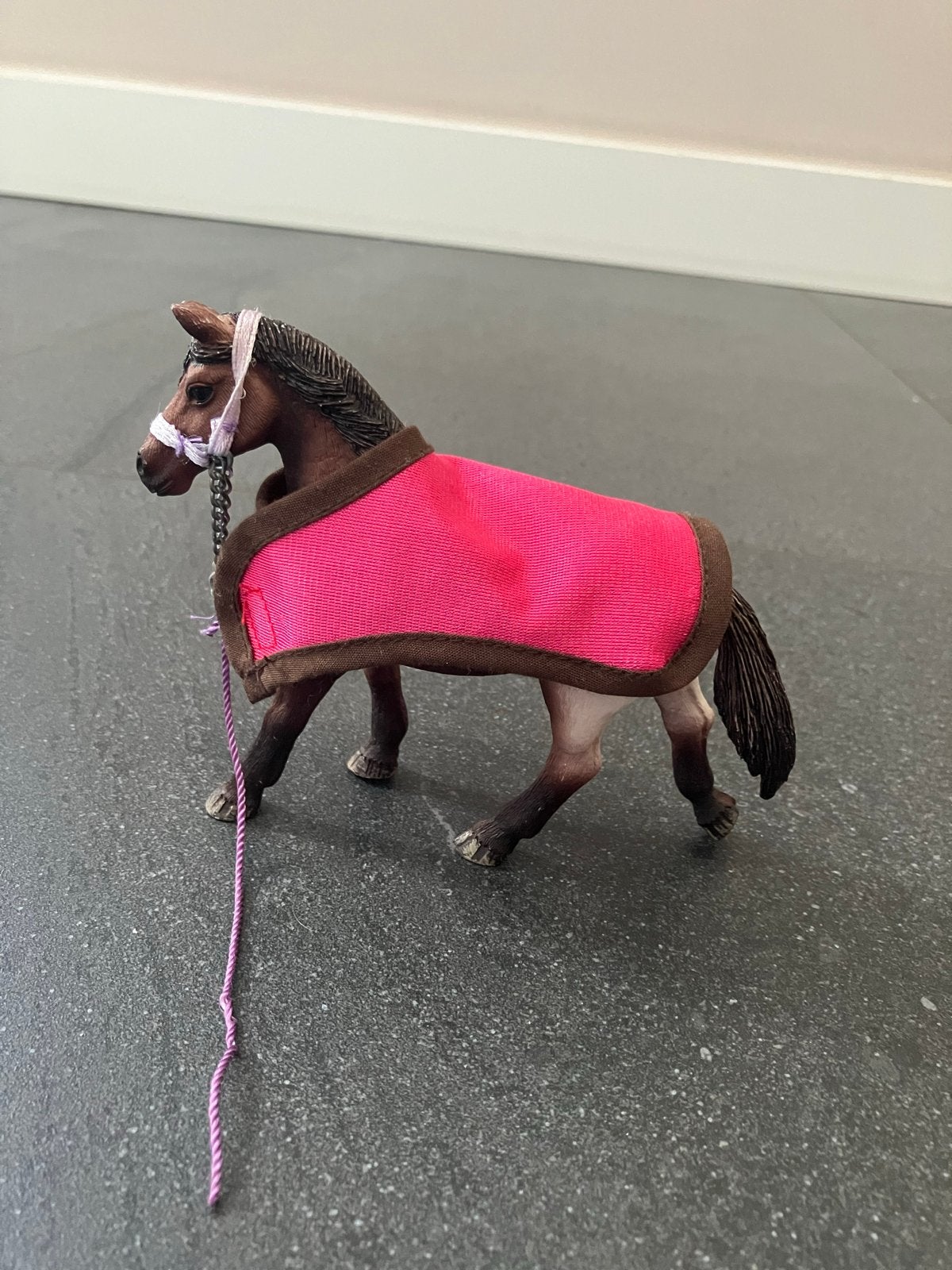 Schleich paard met deken en halster, Verzamelen, Speelgoed, Ophalen of Verzenden, Zo goed als nieuw