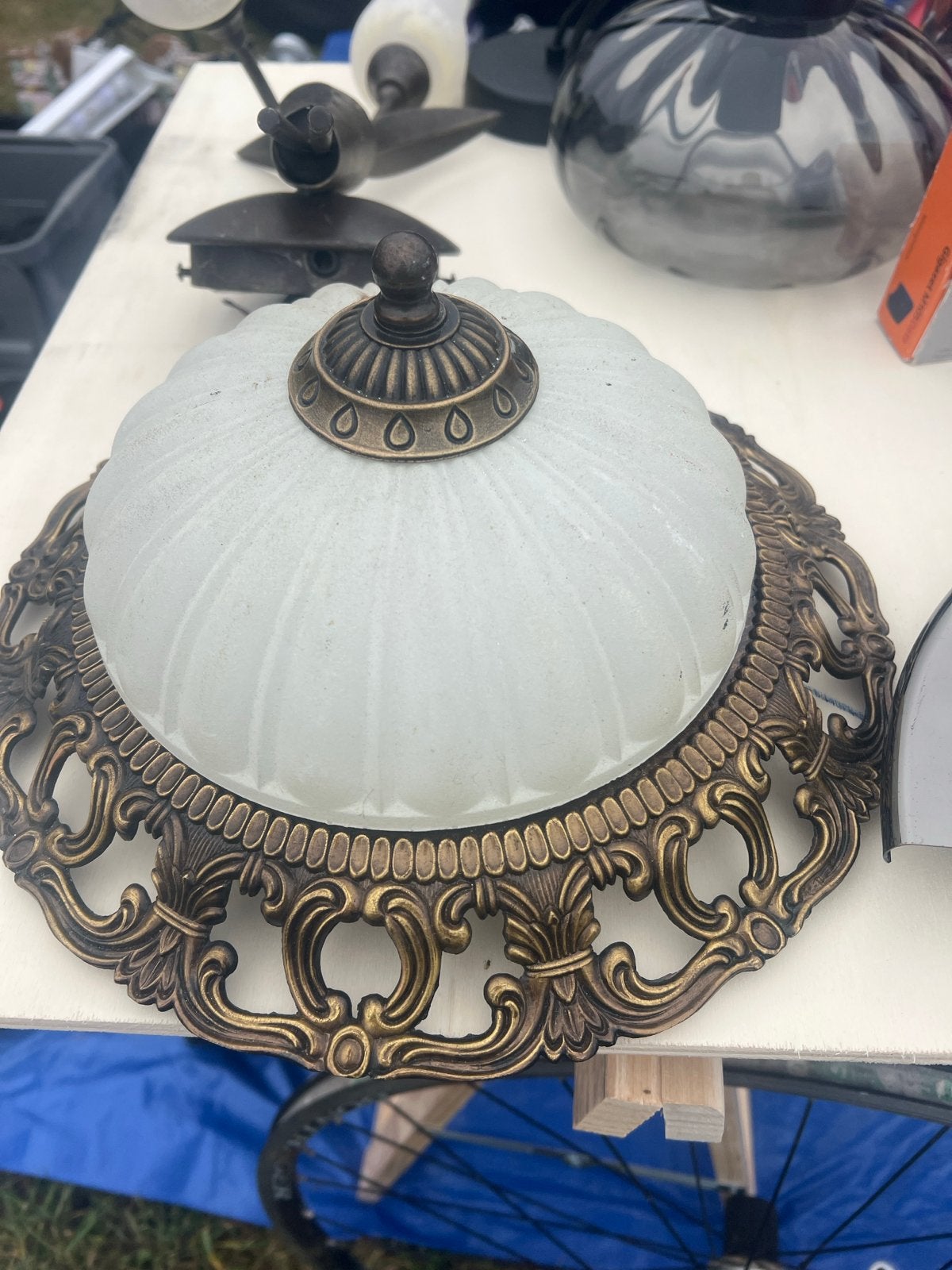 Vintage Plafondlamp met Melkglas en Sierlijke Rand, Ophalen of Verzenden