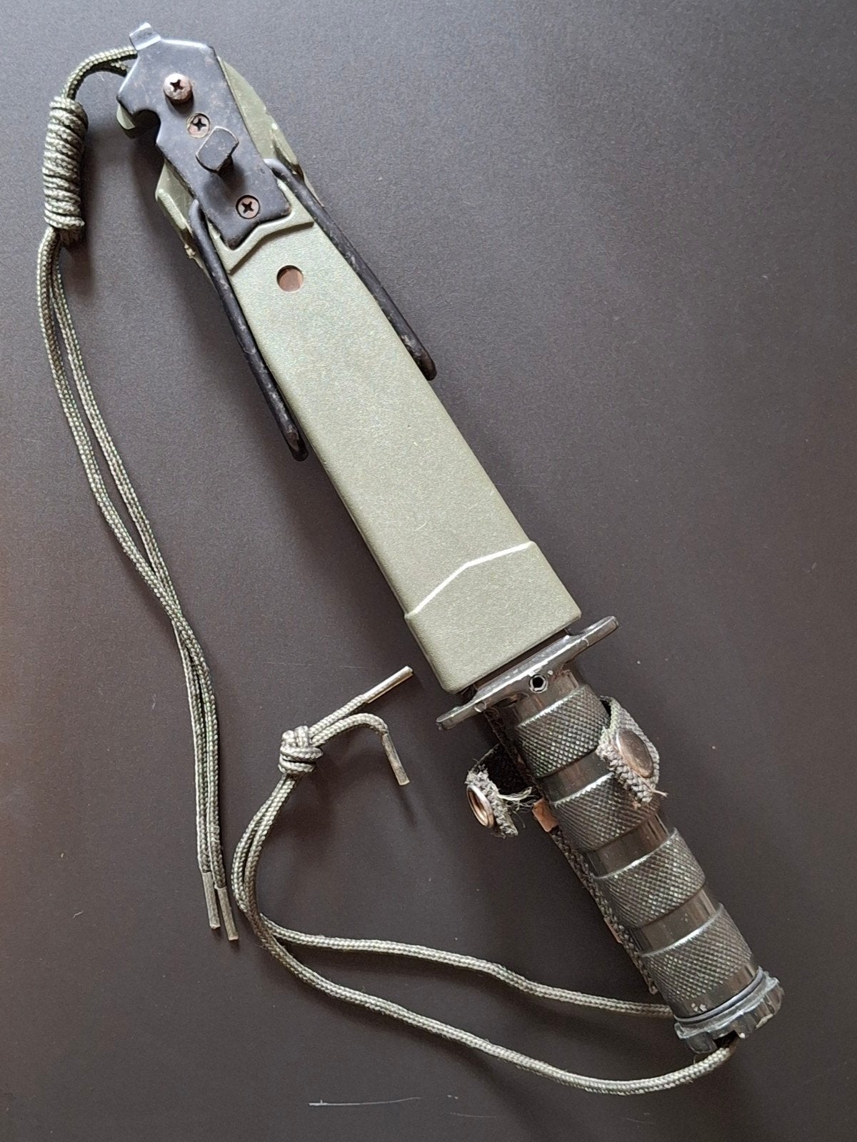 Survivalmes 'Survivor' met schede en accessoires, Ophalen of Verzenden, Gebruikt