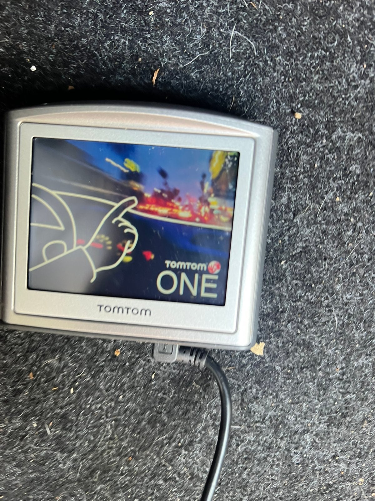 TomTom One navigatiesysteem met lader (steun defect), Auto diversen, Autonavigatie, Ophalen of Verzenden, Gebruikt