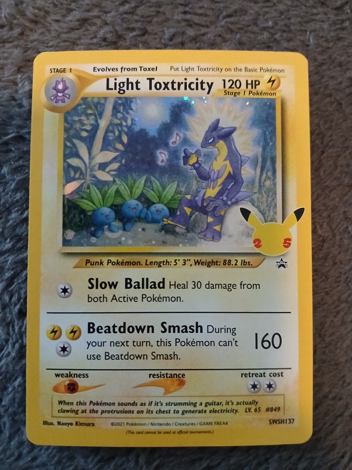 Light Toxtricity Holo Celebrations Pokemon 25th NM, Hobby en Vrije tijd, Verzamelkaartspellen | Pokémon, Ophalen of Verzenden