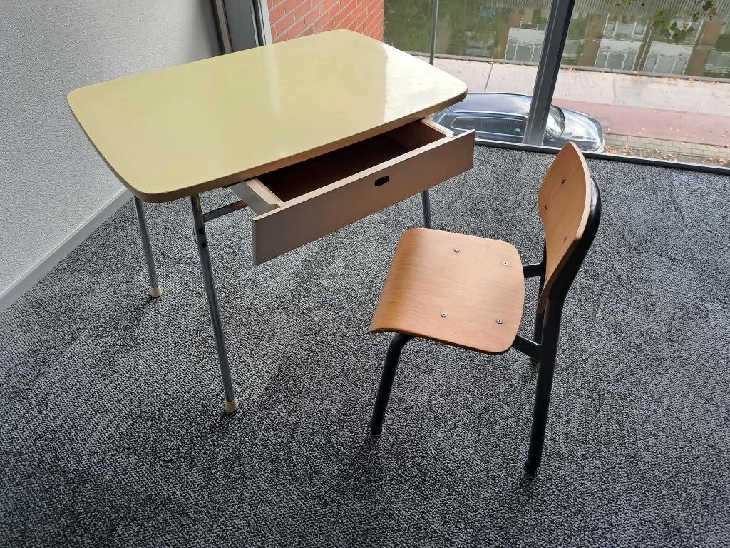 Vintage retro kaptafel / kinderen tafel + vintage stoeltje, Ophalen