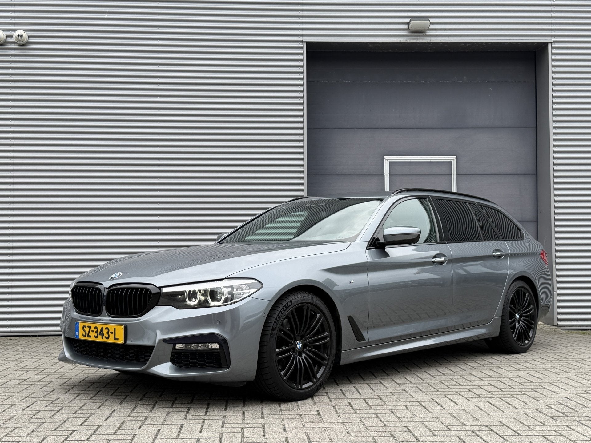 BMW 5 Serie Touring 520d High Executive Aut. I M-Pakket I Na, Auto's, Automaat, Dealer onderhouden, Achterwielaandrijving, Leder en Stof