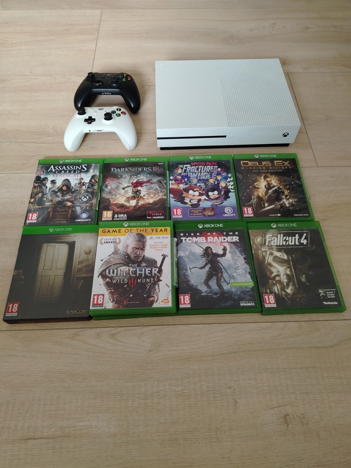 Xbox One S met 2 controllers en 8 games, Spelcomputers en Games, Games | Xbox Original, Vanaf 18 jaar, 2 spelers, Zo goed als nieuw
