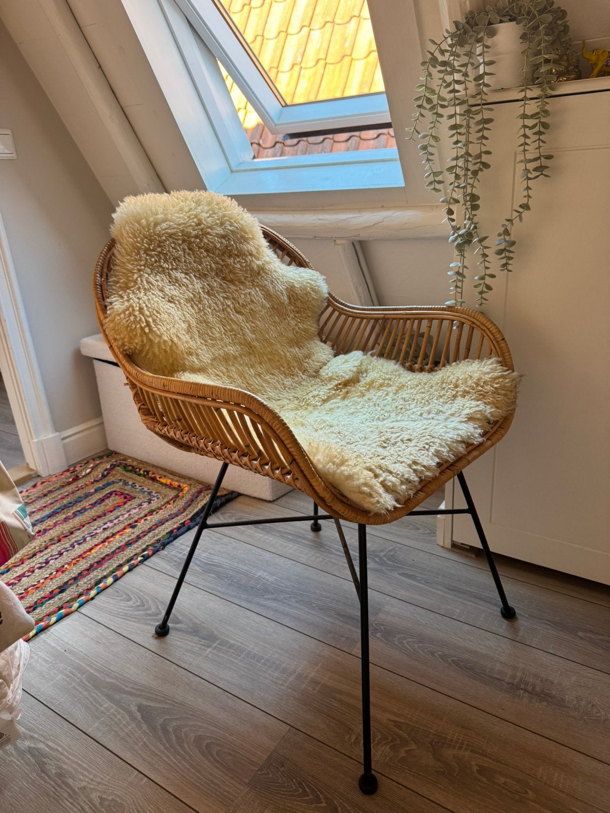 Rotan stoel + wollen vachtje, Ophalen, Zo goed als nieuw, Bruin, Eén
