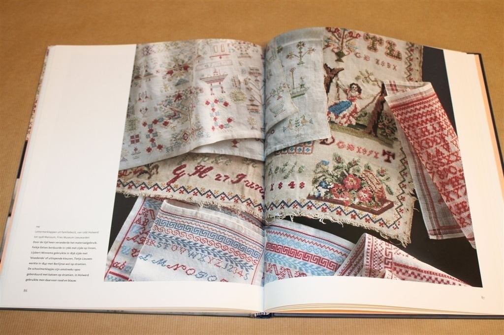 Prachtboek over merklappen in de opvoeding Friese meisjes, Ophalen of Verzenden, Zo goed als nieuw