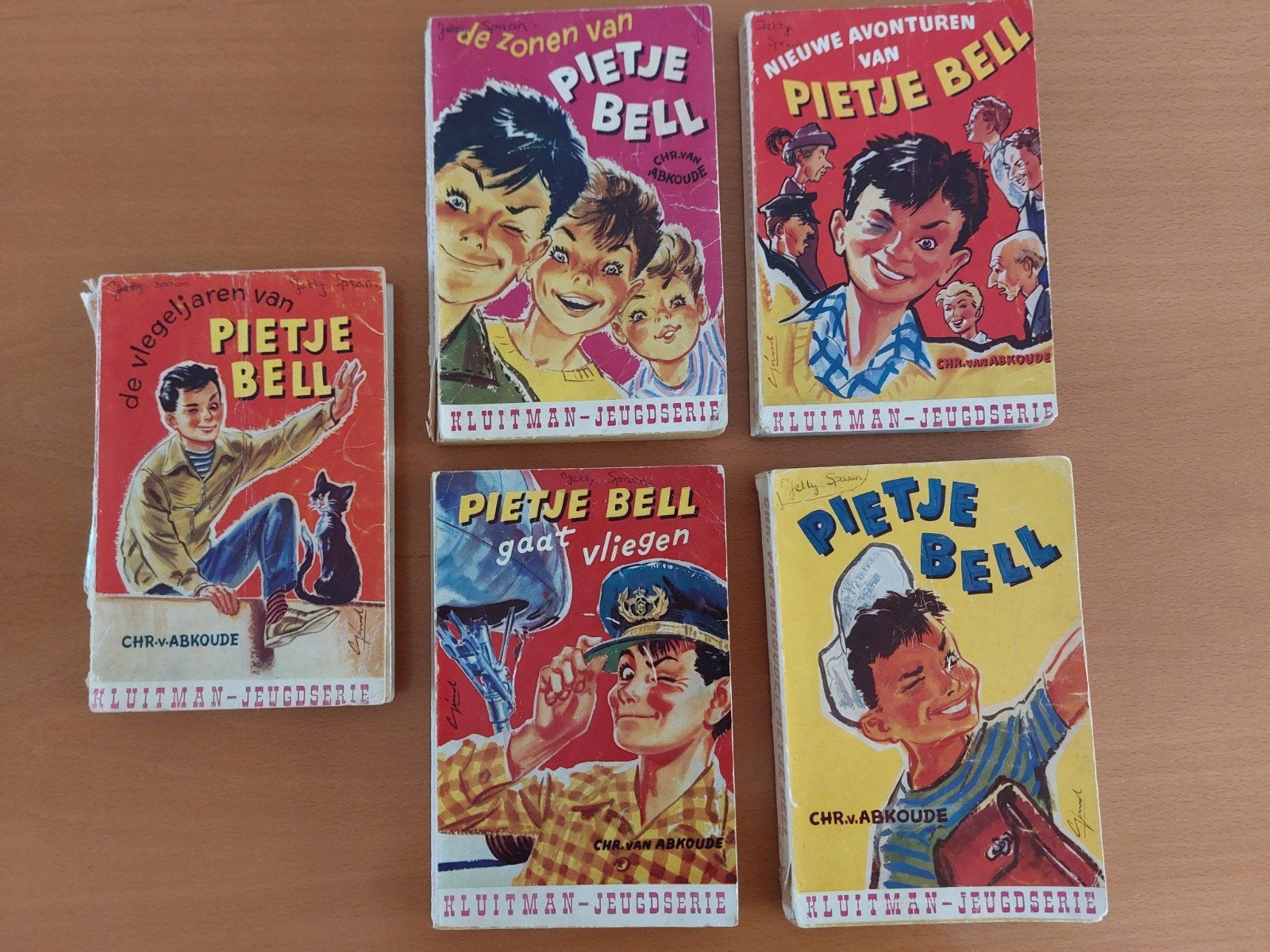Serie van VIJF PIETJE BELL BOEKEN uit DE JAREN '60 en '70, Gelezen, Ophalen of Verzenden, Fictie, Chris van Abkoude