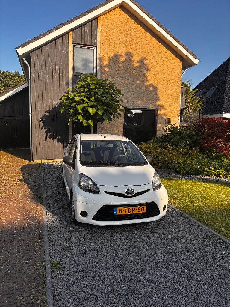 Toyota Aygo 1.0 12V Vvt-i 5DRS 2014 Wit NAP, Voorwielaandrijving, Stof, 4 stoelen, Origineel Nederlands
