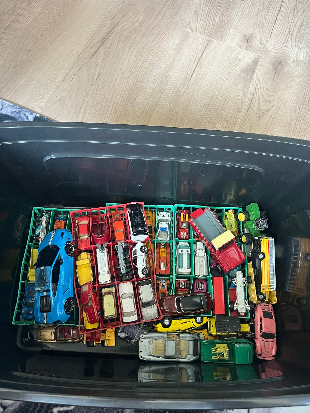 Grote bak modelautootjes: Matchbox, Hot Wheels en meer, Ophalen of Verzenden, Gebruikt