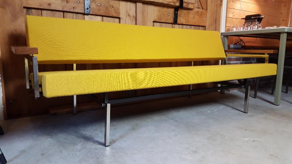 Unieke Gispen 540 bank met houten armleuningen, G. v.d Sluis, Huis en Inrichting, Banken | Bankstellen, Verzenden, 75 tot 100 cm