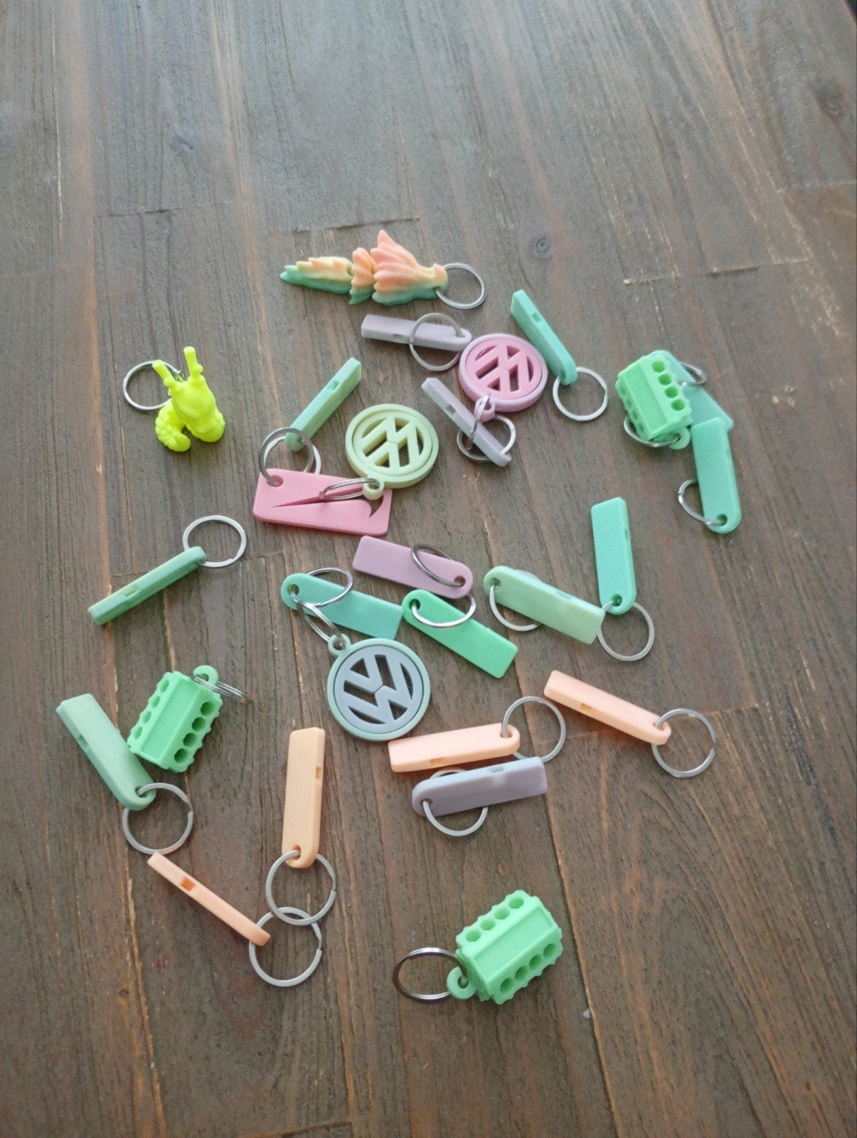 Restpartij sleutelhangers: fluitjes, V8, VW, Nike, draakjes, Verzamelen, Sleutelhangers, Ophalen of Verzenden, Nieuw, Dier of Natuur