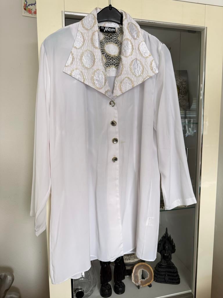 Witte blouse met gouden details maat 42, Ophalen of Verzenden, Zo goed als nieuw, Maat 42/44 (L), Wit