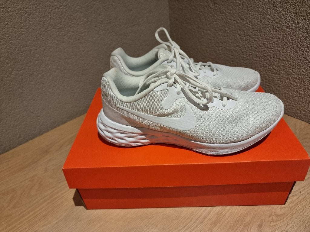 Witte NIKE Runningschoenen nog NIEUW maat 39 (staat 40), Wit, Nike, Nieuw, Ophalen of Verzenden