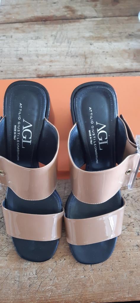 AGL Slippers - Elegant en Comfortabel, Ophalen of Verzenden, Zo goed als nieuw, Beige