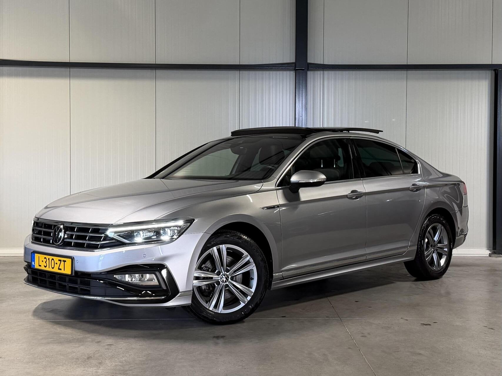 Volkswagen Passat 1.5 TSI R-Line Business + Pano Virtual H&K, 4 cilinders, 150 pk, Bedrijf, 1600 kg