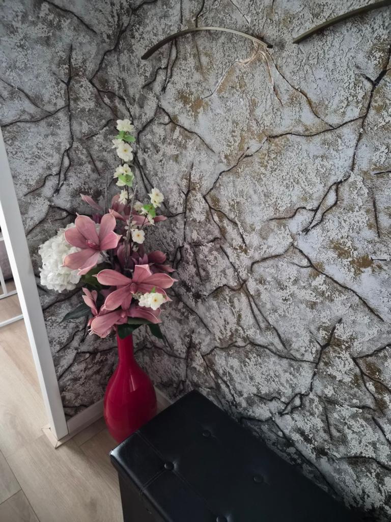 Mooie rode vaas met bloemen  voor.op de grond zgan, Huis en Inrichting, Stoffering | Behang, Ophalen of Verzenden, Minder dan 10 m²