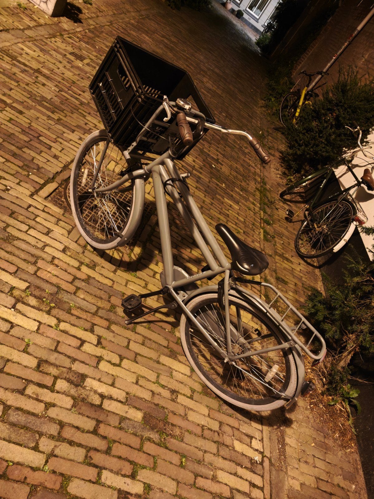 Degelijke stadsfiets met voordrager en krat