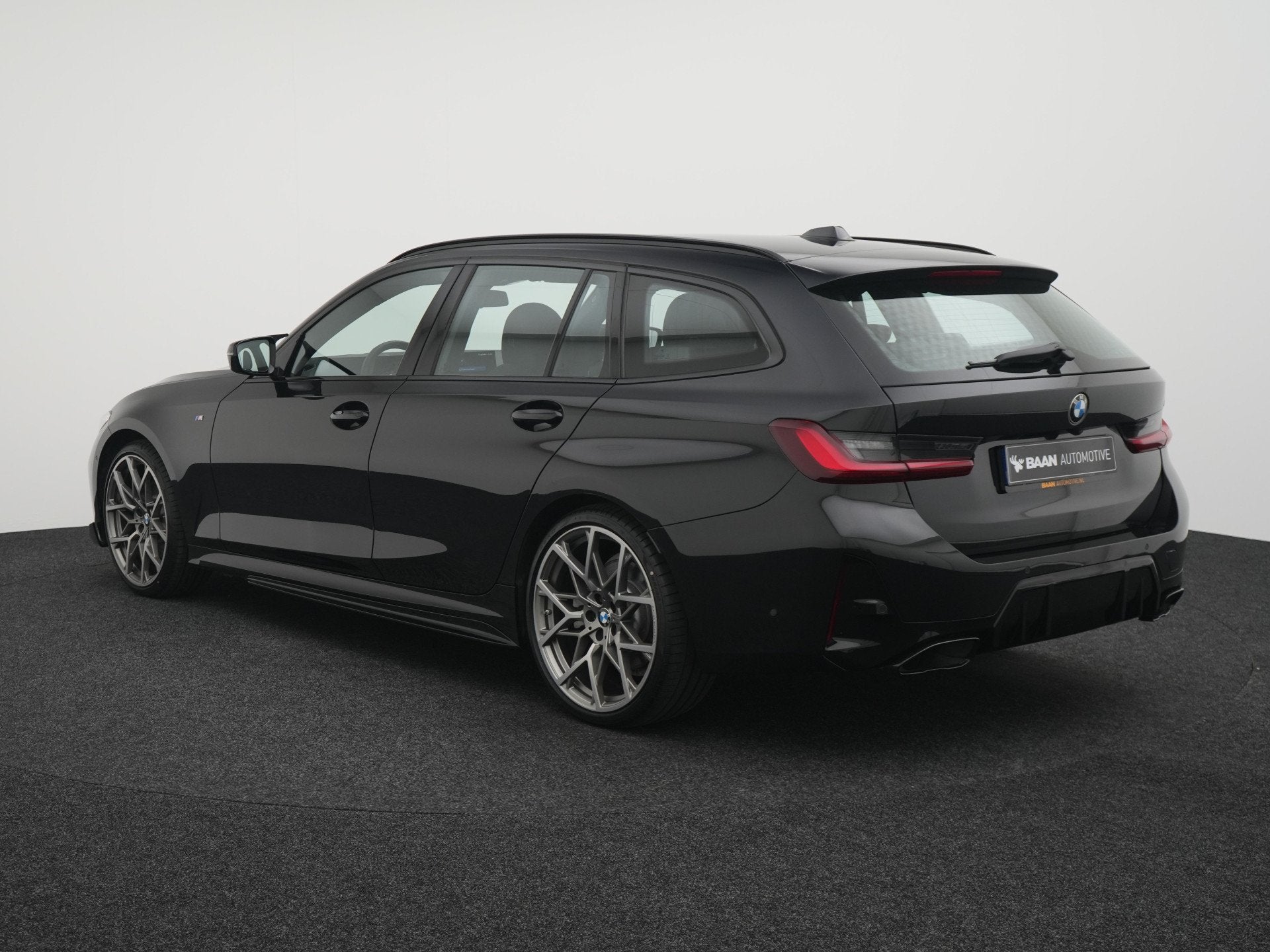 Foto 8 van BMW 3 Serie Touring 330i xDrive M-Sport | M-Performance Pack