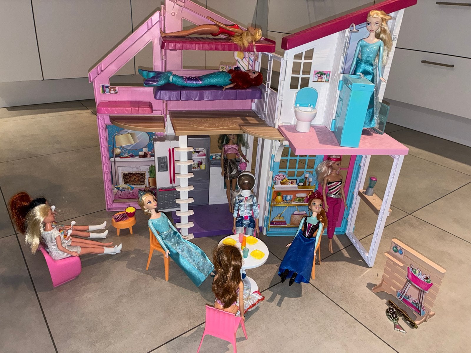 Barbie Droomhuis met poppen en accessoires, Ophalen, Gebruikt, Poppenhuis