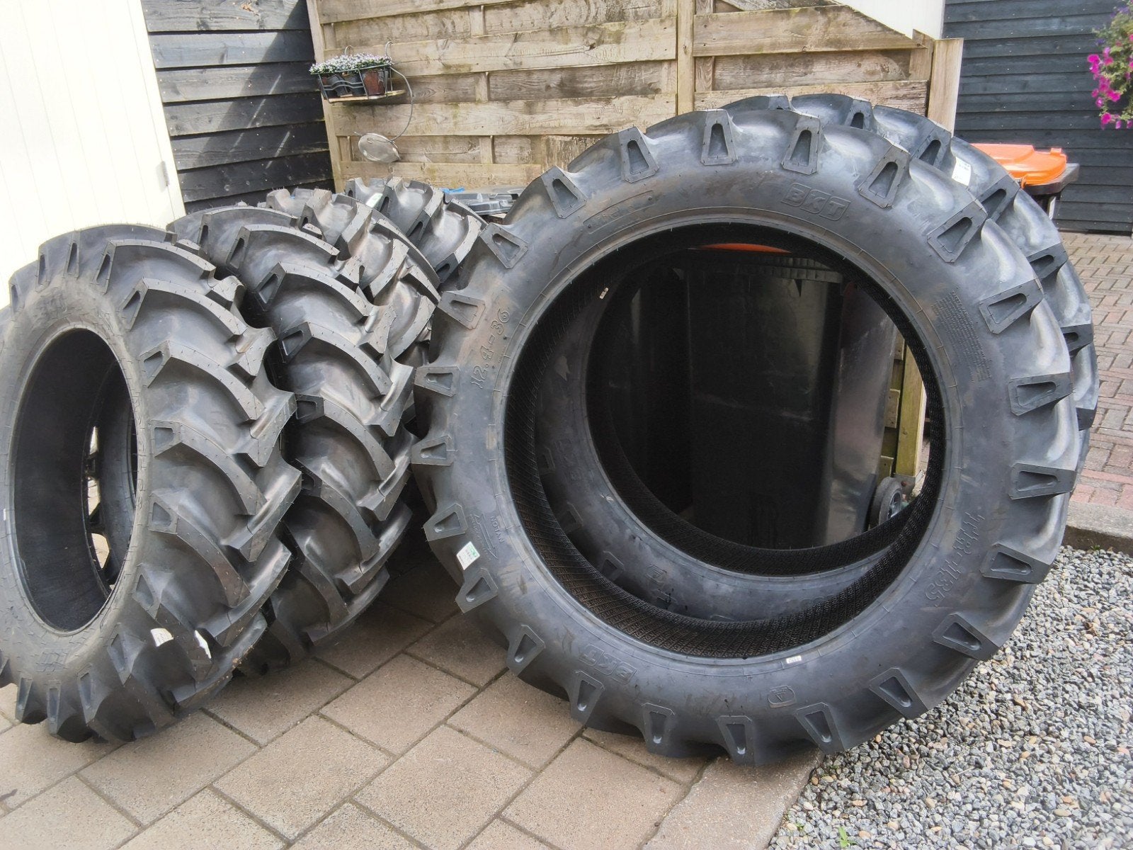 12.4x28 bkt nieuwe banden, Zakelijke goederen, Ophalen of Verzenden