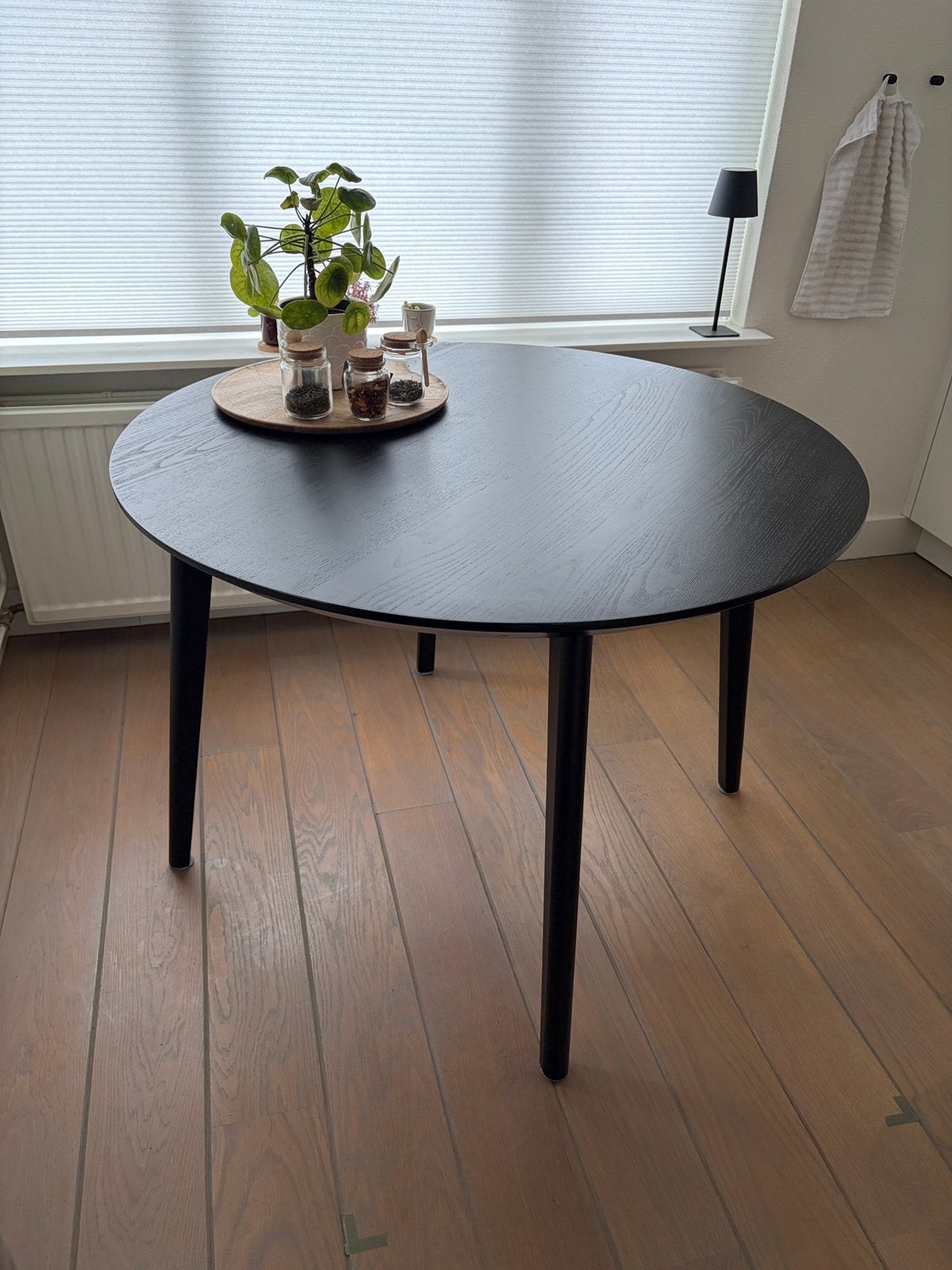 Ikea Lisabo ronde zwarte tafel, Ophalen, Scandinavië, Zo goed als nieuw, Vier personen